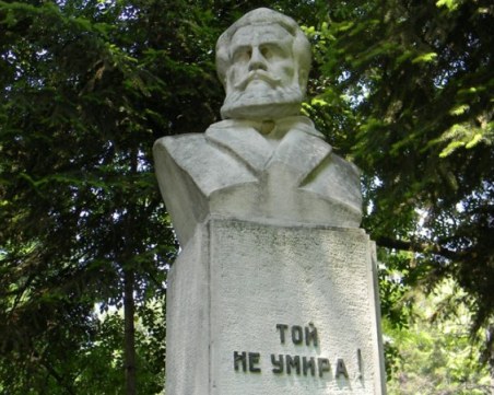 Пловдивчани ще почетат с военен ритуал Христо Ботев