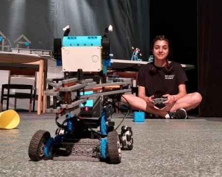 Роботи и сензори създават куклен театър