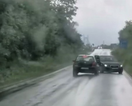 Убиец на пътя! Неадекватен шофьор кара в насрещното, за малко не направи катастрофа