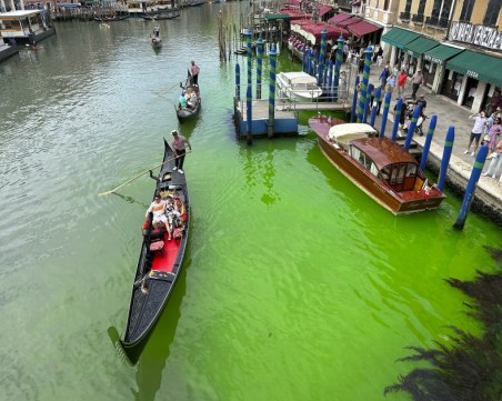 Италианските власти: Зелената течност в Канале Гранде във Венеция е безопасна