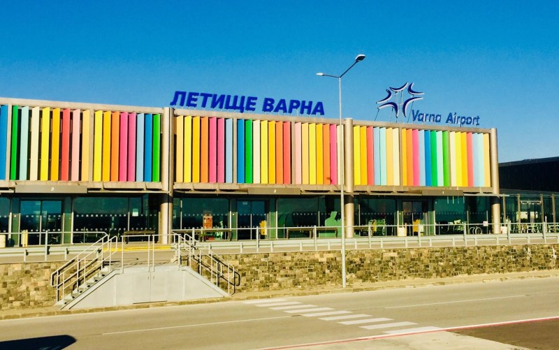 Около 10 български граждани се барикадирали в самолет, който вместо