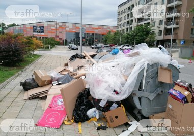 Боклуци затрупаха тротоар до кофа за отпадъци пред зала Колодрума