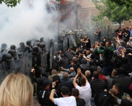 25 военни са ранени по време на сблъсъците в Косово