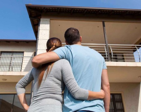 България - кредитният рай? Лихвите по ипотеките падат, докато в цял свят поскъпват