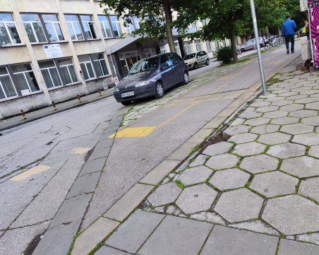 Нарушители се правят на линейки пред сградата на ДКЦ II