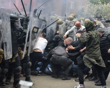 НАТО изпраща допълнителни сили в Косово след сблъсъците