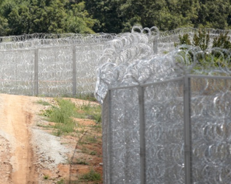 Разбиха канал за нелегални мигранти в Гърция, има арестувани граничари