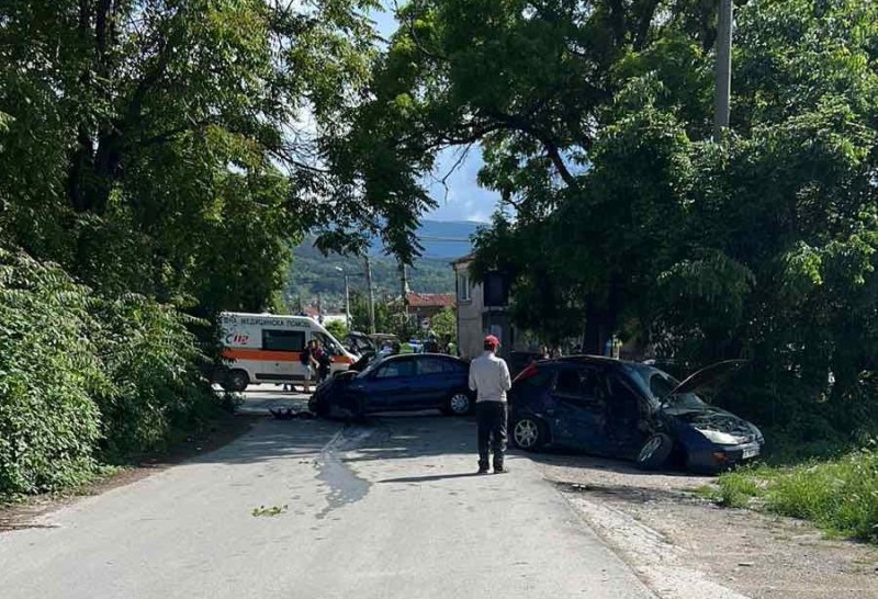 Тежка катастрофа с жертва и трима ранени възникна днес в
