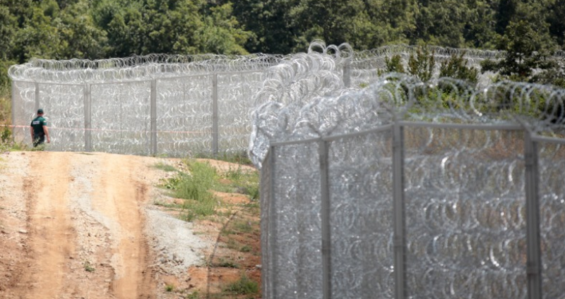 Разбиха канал за нелегални мигранти в Гърция, има арестувани граничари
