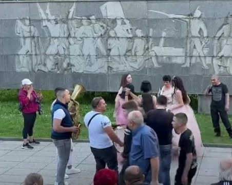 Абитуриенти от Враца играха кючек до паметник на Ботев