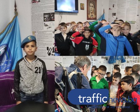 Парашутисти - ветерани посрещнаха пловдивски ученици в клуба си