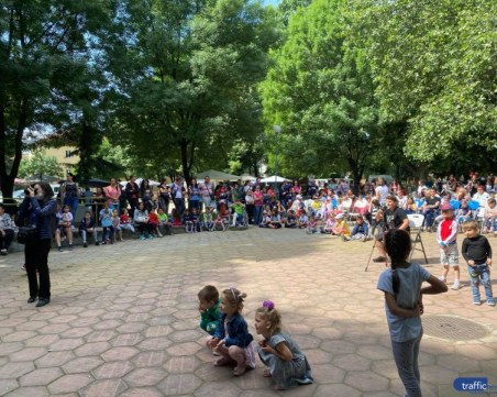 Празнична програма за Първи юни и в парк 