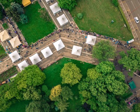 Снимка с дрон показа огромната опашка за 