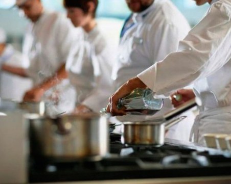 Търсят 40 готвачи в заведения за бързо хранене в Пловдив