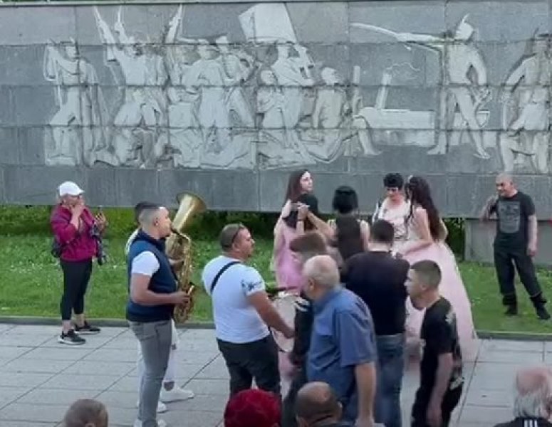 Абитуриенти от Враца играха кючек до паметник на Ботев