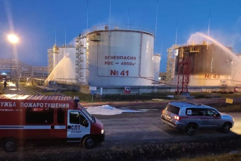 Пожар е избухнал в руска рафинерия след атака с дрон