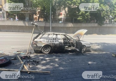 Автомобил изгоря до основи на улица Гладстон