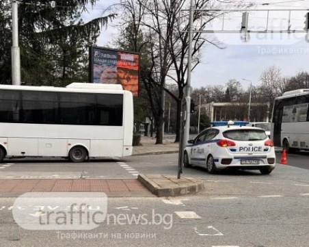 Агресивна жена нападна шофьор на градския транспорт по време на движение в Тракия
