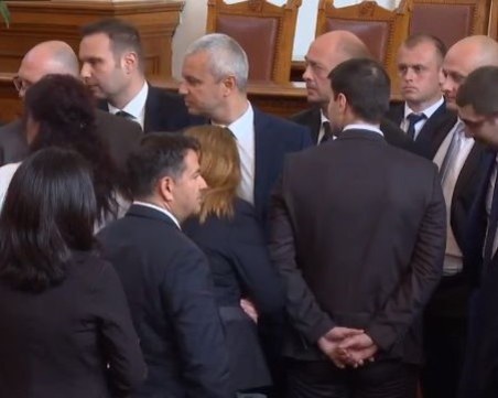 Бой в парламента след декларация на 