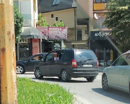 Провесено от прозорец на кола дете разгневи търновци