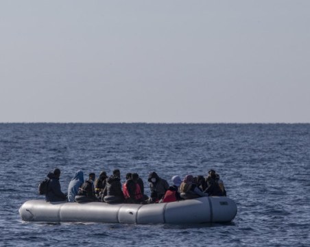 Спасиха 84 мигранти край бреговете на Кушадасъ