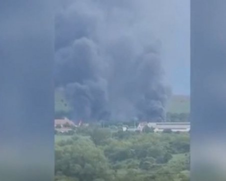 Трима са пострадали при пожар в складова база в Божурище