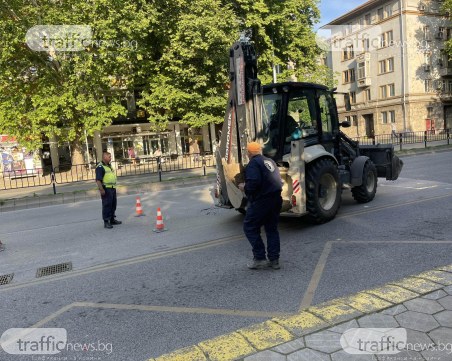 Затвориха платно на основен булевард в Пловдив заради пропадане