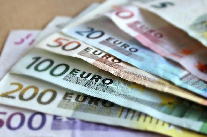 Еврото се задържа под прага от 1,07 долара