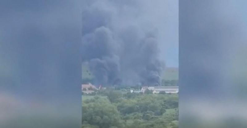 Трима са пострадали при пожар в складова база в Божурище