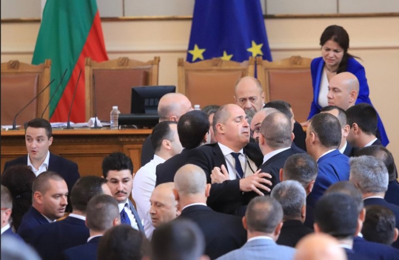 17 депутата с порицание след боя в Народното събрание