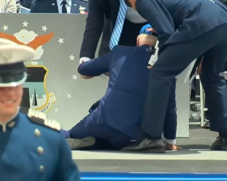 Байдън отново се спъна и падна на официална церемония