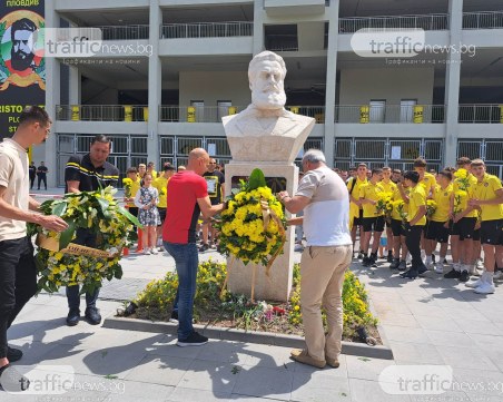 10 години по-късно: Футболният Ботев отново отдаде почит на патрона си пред Колежа