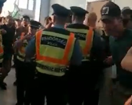 Феновете на Рома нападнаха съдията Антъни Тейлър на летището в Будапеща
