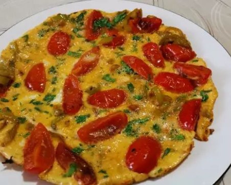 Лесен омлет с чери домати и пармезан