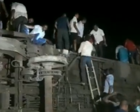 Тежка влакова катастрофа в Индия, поне 50 са загинали