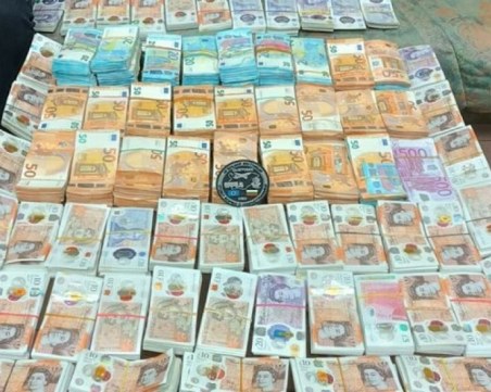 Тираджия с пълно яке с хиляди евро не мина границата