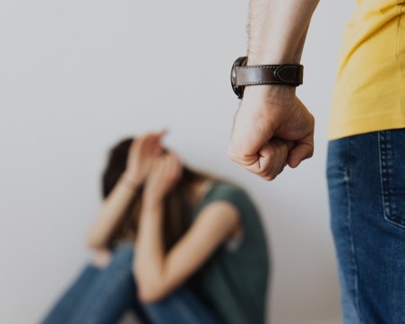 Задържаха мъж, нарушил заповед за защита от домашно насилие и изритал жена