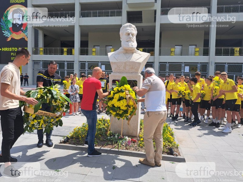 10 години по-късно: Футболният Ботев отново отдаде почит на патрона си пред Колежа