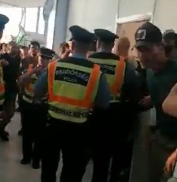 Феновете на Рома нападнаха съдията Антъни Тейлър на летището в Будапеща