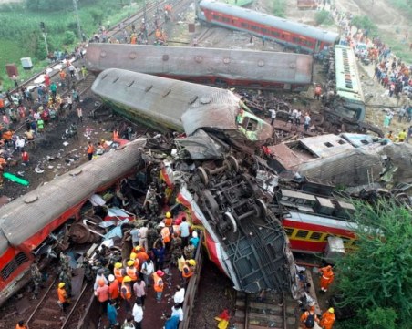 Над 230 са жертвите на влаковата катастрофа в Индия, 900 са ранени