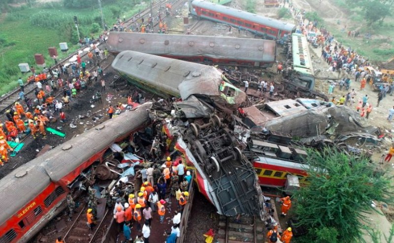 Над 230 са жертвите на влаковата катастрофа в Индия, 900 са ранени