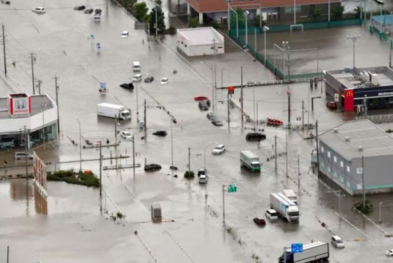 Призоваха стотици хиляди японци да се евакуират заради циклон