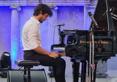 Пианистът Евгени Генчев изнесе запомнящ се концерт на Античния театър