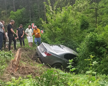 БМВ изхвърча от пътя и се озова в дере край Искърското дефиле