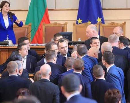 Братовчеди се оказаха във враждуващите партии по време на боя в парламента