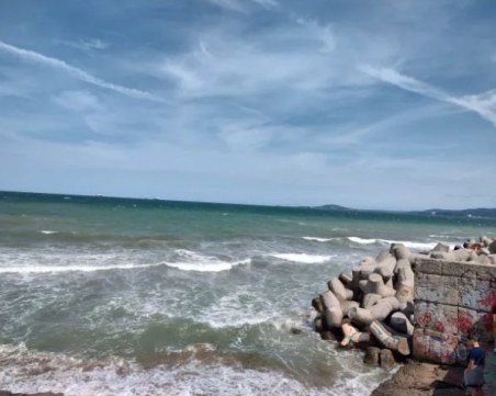 Две деца пострадаха, след като скачали от тетраподи в бурното море в Бургас