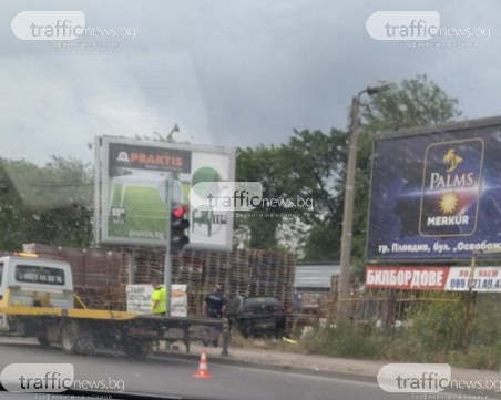 Мъж катастрофира и се заби в строителни материали в Пловдив