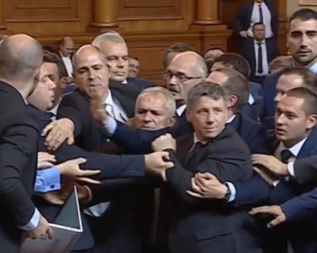 Политиката в България - от секс, лъжи и видео до бой без сръбска музика