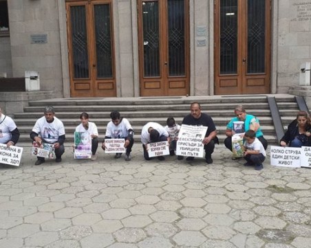 Родители на загинали в катастрофи протестираха пред съда в Пазарджик