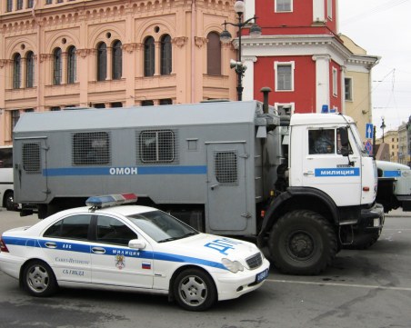 Руски опозиционери са взели заложници и искат среща с губернатора на Белгородска област